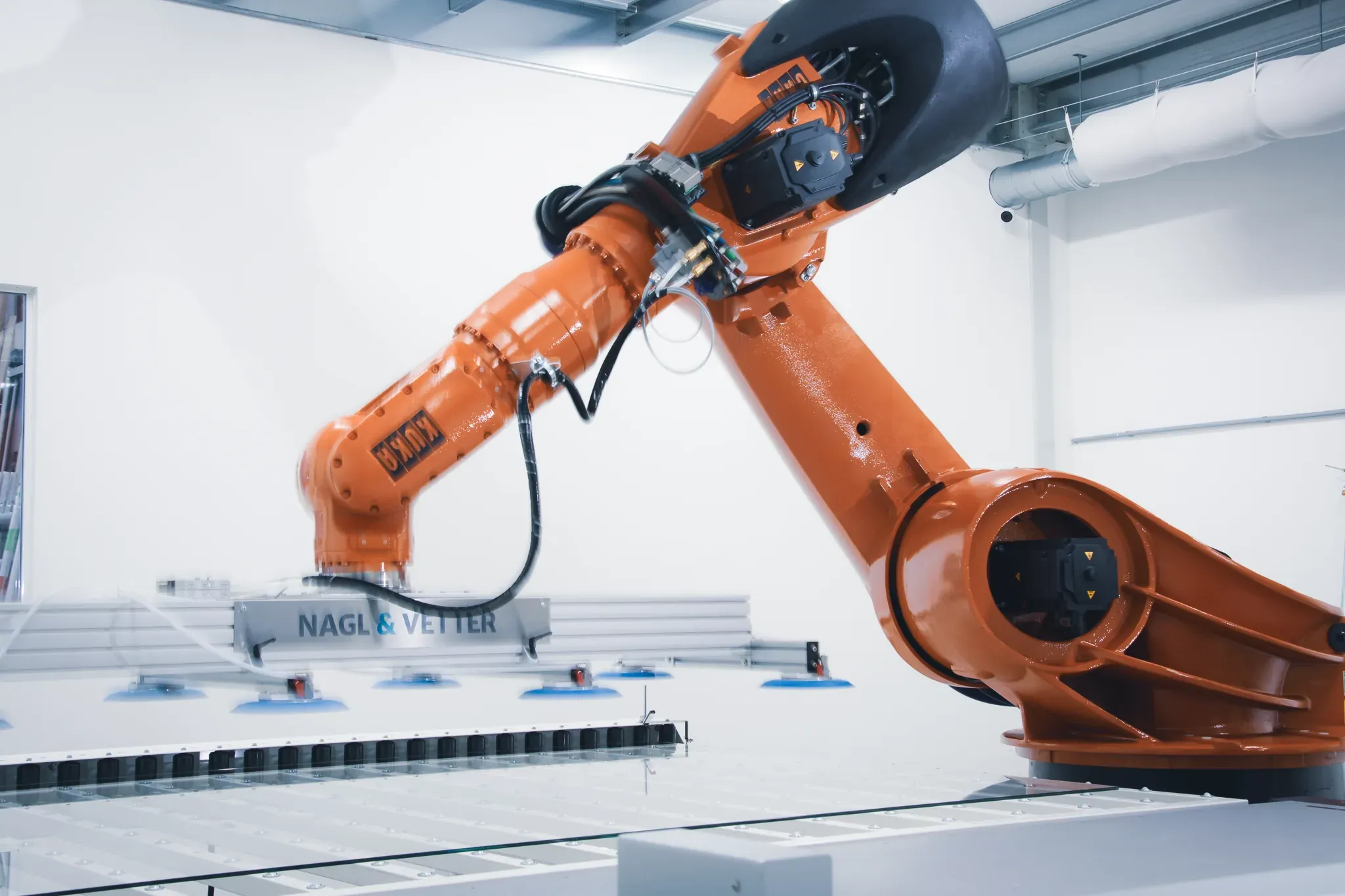 Automatisierte Industrieanlage mit technischen Komponenten