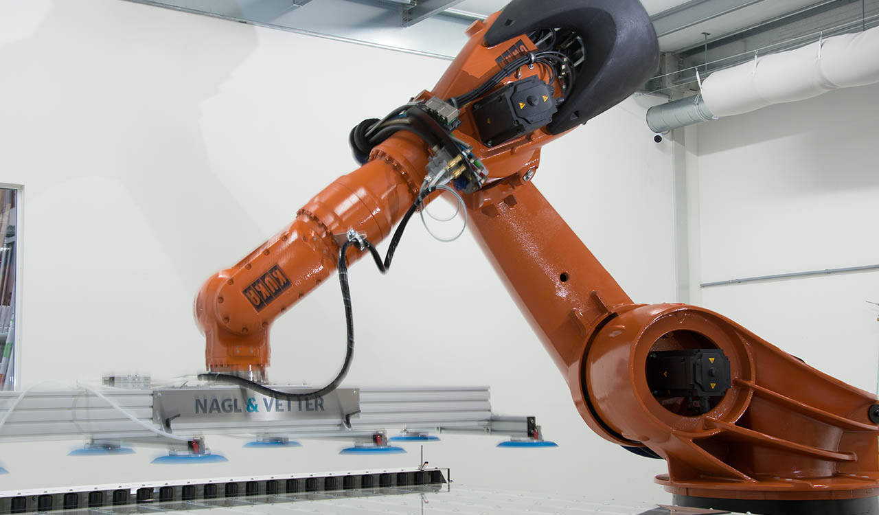 Industrieroboter in einer automatisierten Fertigungszelle