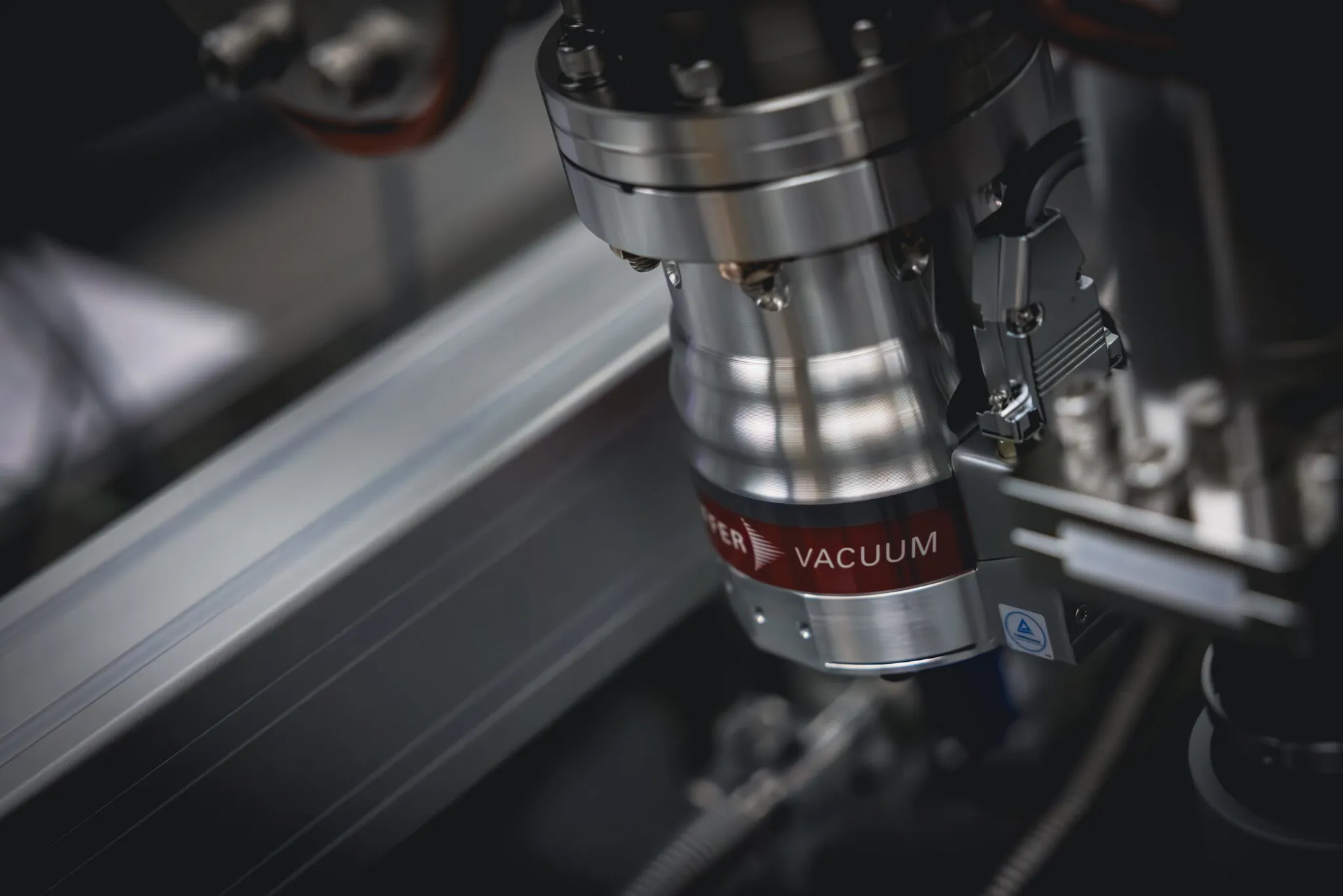Vakuumsystem mit Anschlüssen und Messkomponenten